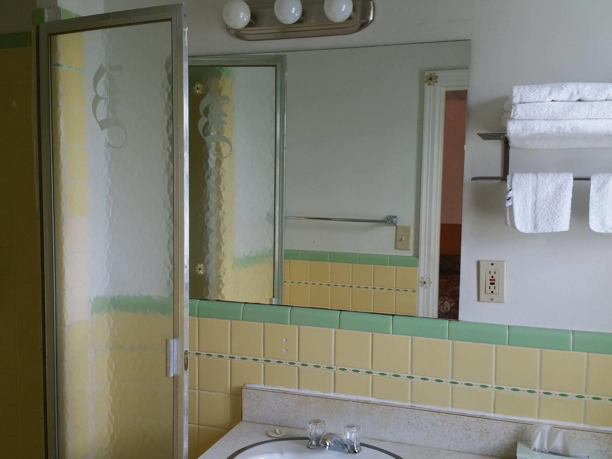 Baker'S Motel Norwich ภายนอก รูปภาพ